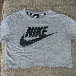 Grey cropped Nike tee!